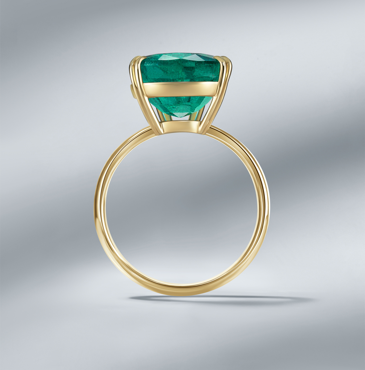 18 K Yellow Gold Ring set with Teardrop Emerald