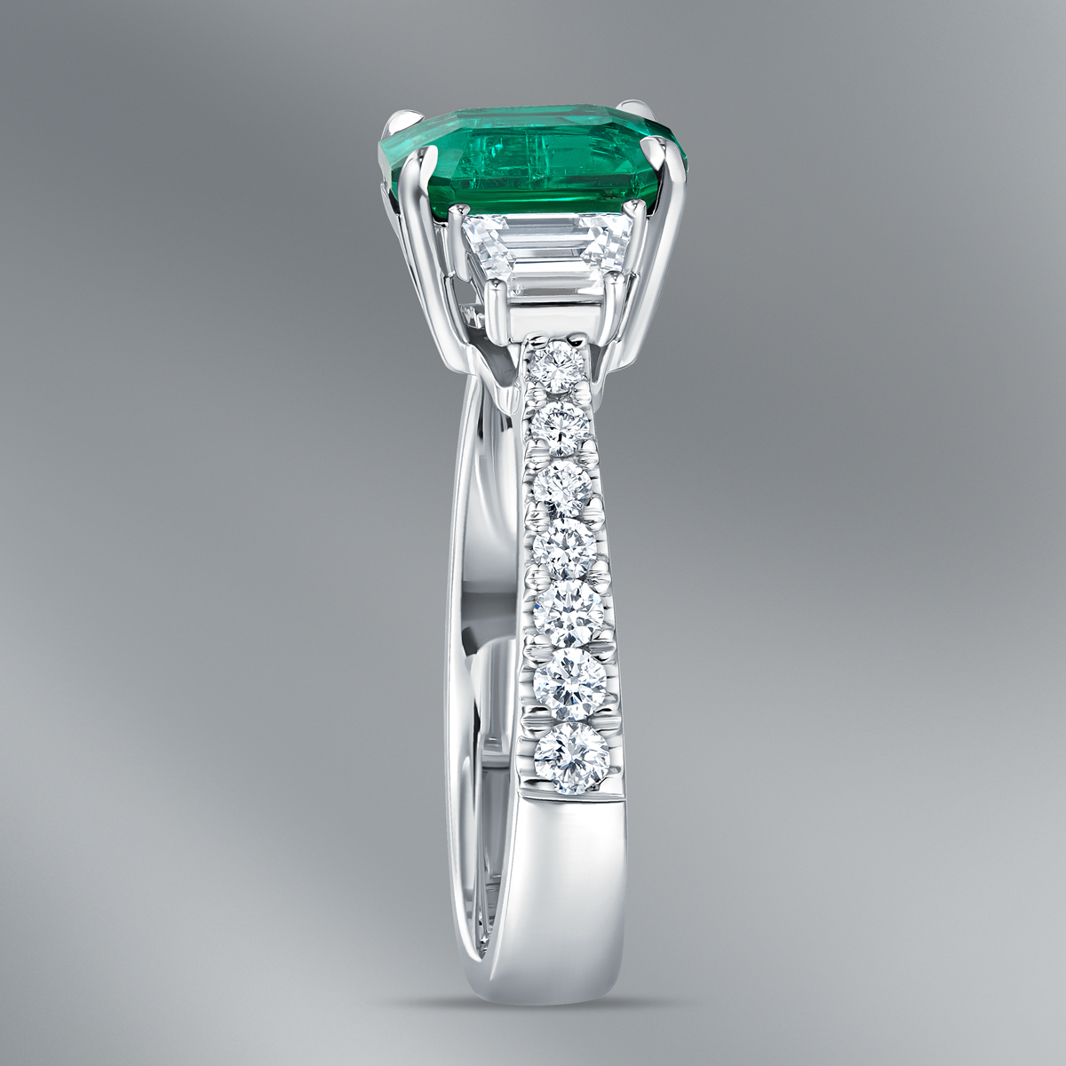 Diamond Ring set with Colombian Emerald