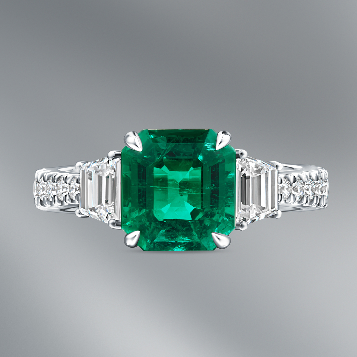 Diamond Ring set with Colombian Emerald