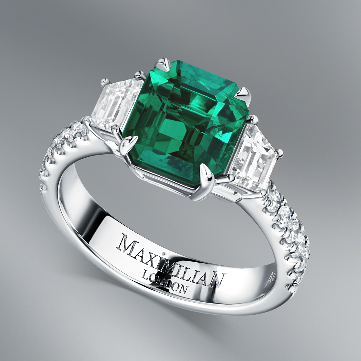 Diamond Ring set with Colombian Emerald